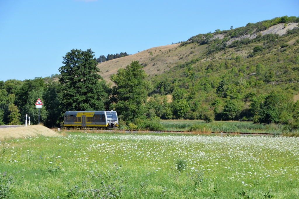 Am 19.07.2018 kam mir Burgenlandbahn 672 908 als RB 26871 von Nebra nach Naumburg Ost bei Balgst�dt entgegen. 