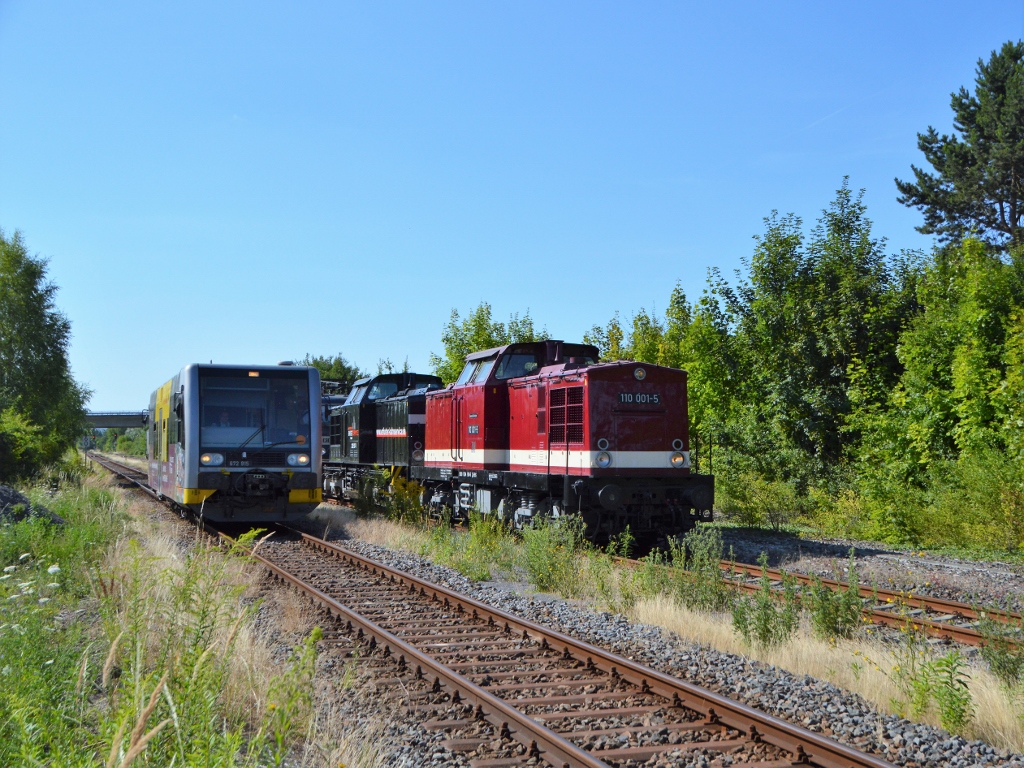 Am 19.07.2018 rollte ein Lokzug mit EBS 204 900-5 + 202 597-1 von Naumburg Hbf nach Karsdorf. Im Zugverband waren sieben ausgemusterte Lokomotiven der Baureihe 143 vom EVU RBH (Tochterunternehmen von DB Cargo). In Freyburg Bbf musste erst der Planverkehr abgewartet werden. Burgenlandbahn 672 915  Weltkulturerbe  als RB 26868 (Naumburg Ost - Wangen) �berholt den Lokzug.