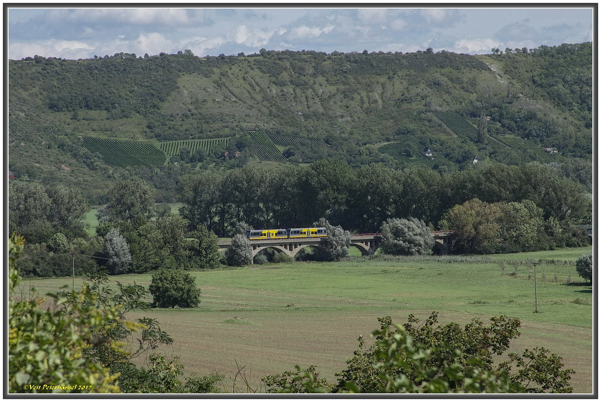 Am 19.08.2017 waren diese beiden Triebwagen der Burgenlandbahn als RB 26879 von Wangen nach Naumburg Ost unterwegs und überqueren hier gerade das Unstruthochwasserviadukt bei Kirchscheidungen. (Foto: Veit Peterhänsel)