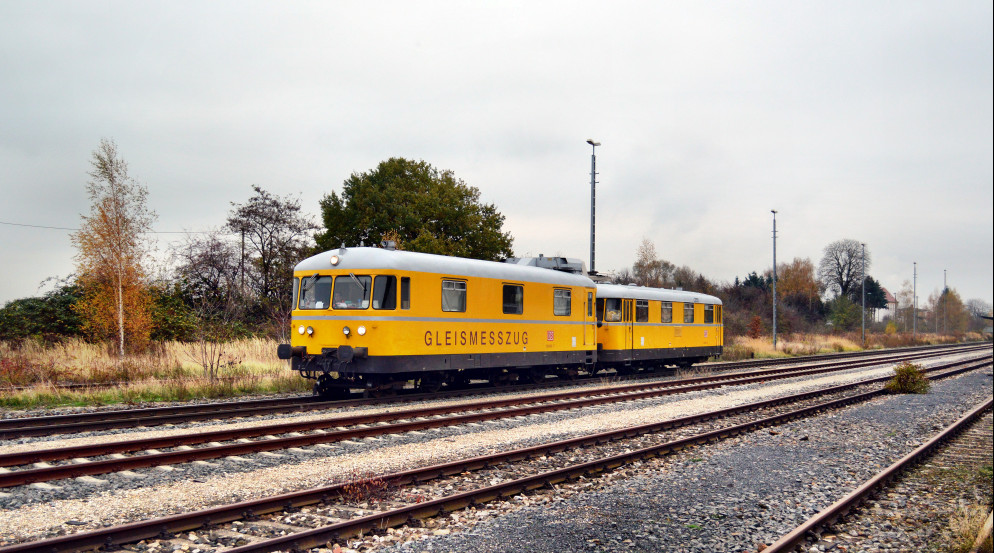 Am 19.11.2013 waren DB Netz Instandhaltung 726 003-7 + 725 003-8 als NbZ 95800 von Zeitz nach Gro�korbetha unterwegs, hier zu sehen in Teuchern.