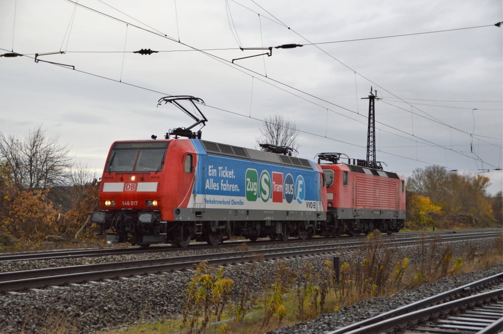 Am 19.11.2020 war die DB 146 017 mit Werbung für den VVO und der DB 143 883 in Naumburg (S) Hbf in Richtung Bad Kösen unterwegs. (Foto: Thomas Fritzsche)