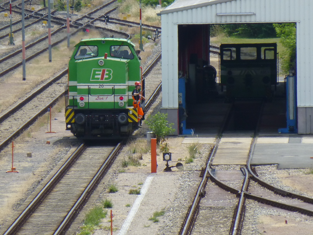 Am 19.6.14 hat Lisa 1 ihre Halteposition direkt an der Werkshalle schon fast erreicht, im Dunkel der Halle erkennt man außerdem das ASF 1 der Erfurter Bahn.