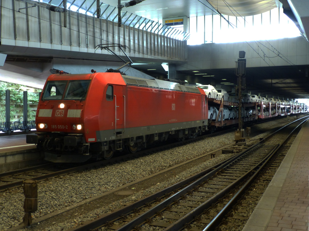 am 19.9.13 hlt 185 050 kurz an einem roten Signal in Kassel-WHH.