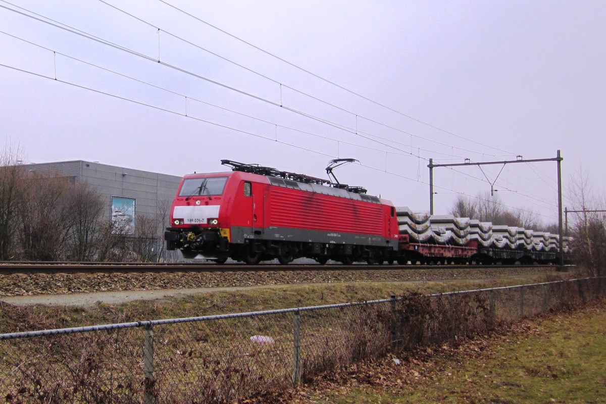 Am 2 Jänner 2010 durchfahrt 189 041 mit Erzbomber Lage Zwaluwe. 