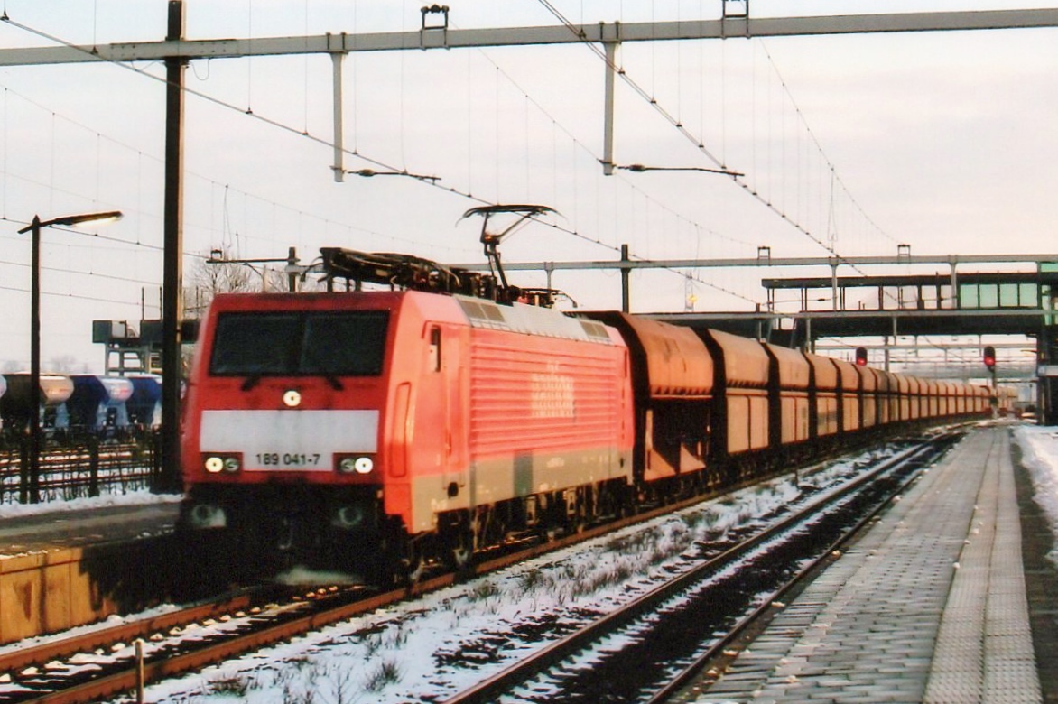 Am 2 Jänner 2010 durchfahrt 189 041 mit Erzbomber Lage Zwaluwe. 