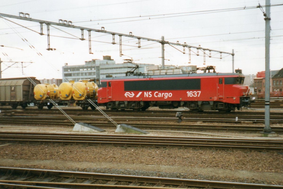 Am 2 Juli 2000 steht NS Cargo 1637 in Venlo.  Leider blieb es bei dieses Exemplar; wurden jedoch ab 2012 die DBSRN (DB Cargo Rail(ion) Nederland) 1600er Verkehrsrot gestrichen. 