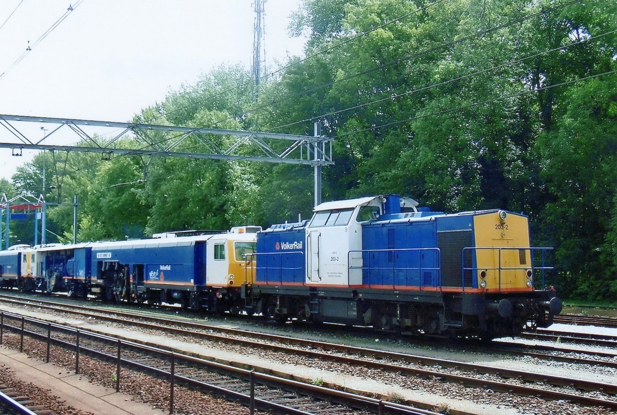 Am 2 Juli 2011 steht ein Gleisstopfmachine mit 203-2 in Dordrecht Centraal. 