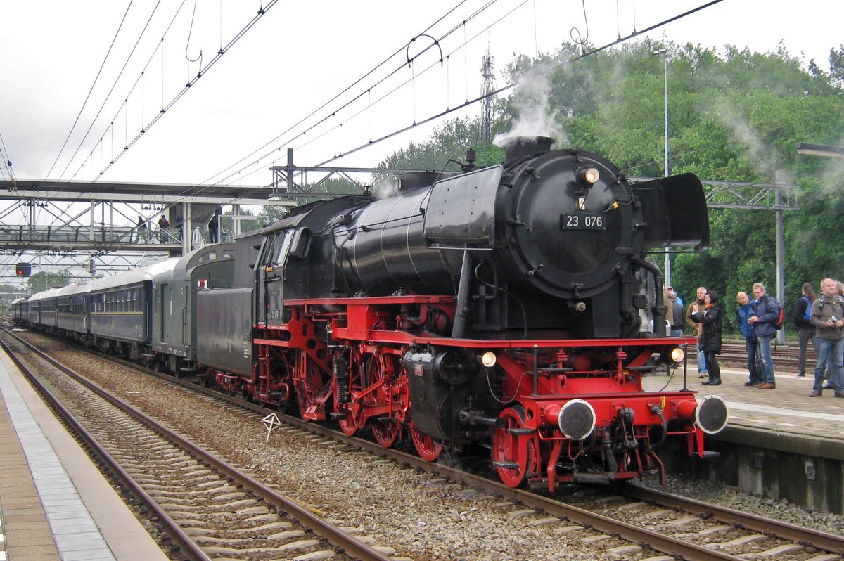 Am 2 Juli 2012 steht 23 076 mit ein Sonderzug in Dordrehct.