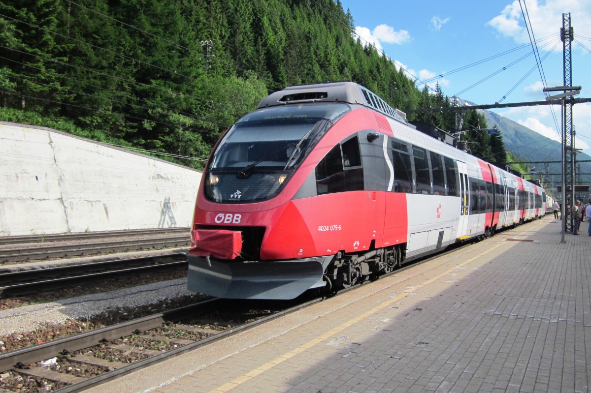 Am 2 Juli 2013 steht ÖBB 4024 075 in Brennero.