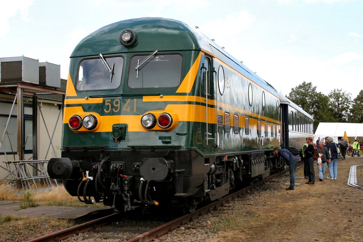 Am 2 Juli 204 steht ex-NMBS 5941 in Roosendaal-Goederen wáhrend ein Bahnfest.