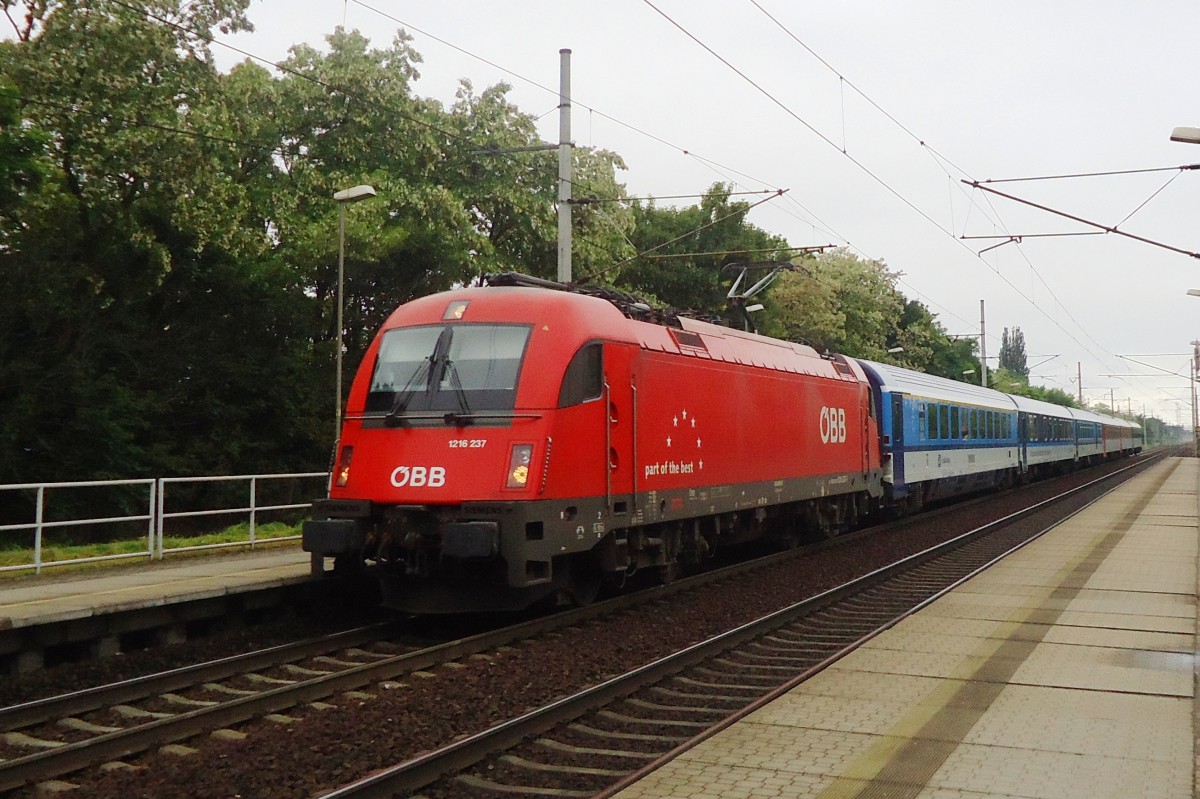 Am 2 Juni 2013 durchfahrt mit einige Verspätung ÖBB 1216 237 mit EC Pardubice-Pardubicky. Drei Tage später war nahezu ganz Pardubice unter Wasser gelaufen wegen der Hochwasser, das auch Sachsen überspullte.  