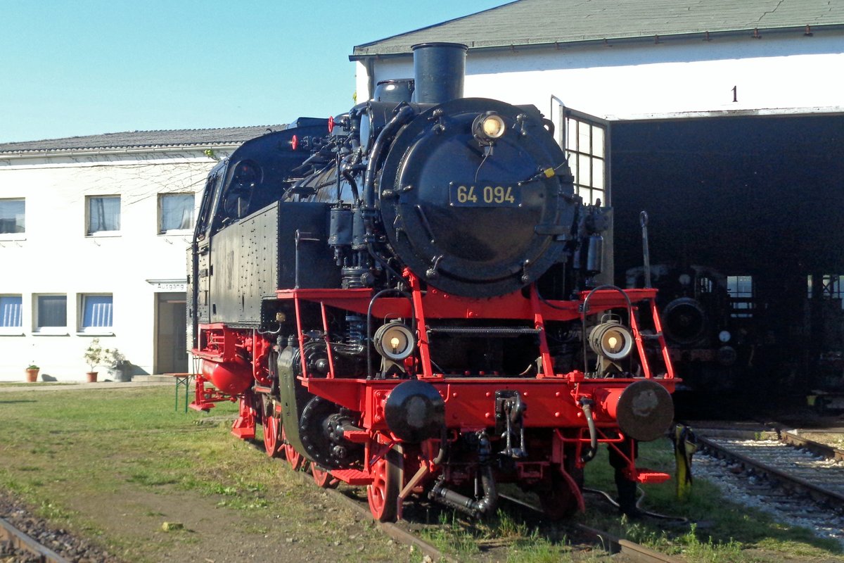 Am 2 Juni 2019 steht die neue Bubikopf vons BEM, 64 094, in Nördlingen.