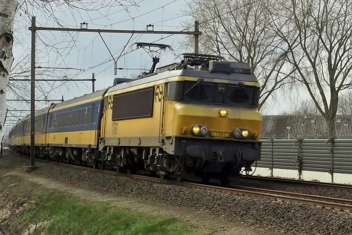 Am 2 März 2015 passiert NS 1761 mit einer IC nach Zwolle Wijchen.