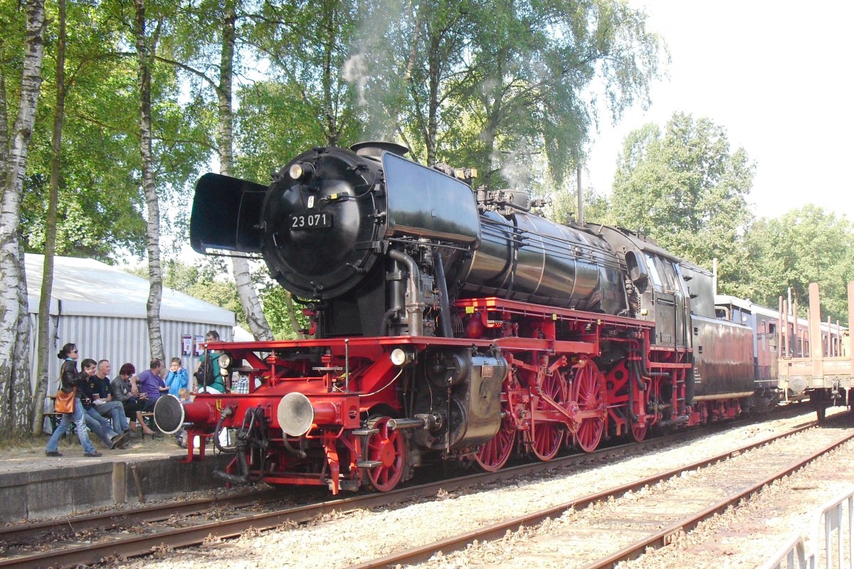 Am 2 September 2012 steht 23 071 der VSM in Loenen.