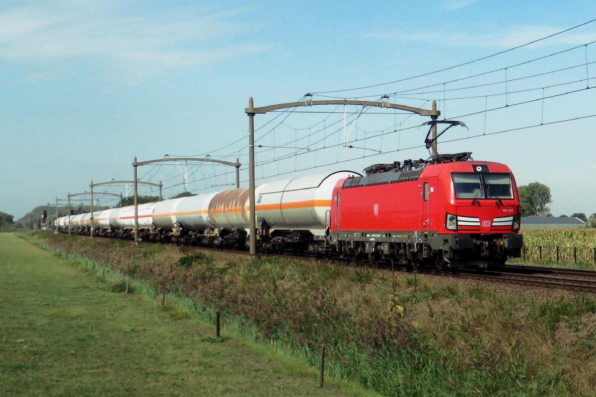 Am 2 September 2022 zieht 193 323 ein Gaskesselwagen durch Hulten.