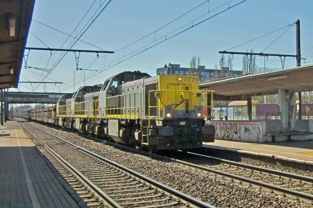 Am 20 April 2013 durchfahrt NMBS 7779 Antwerpen Noorderdokken.