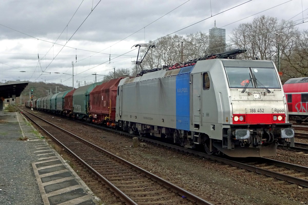 Am 20 Februar 2020 durchfahrt ein Stahlzug mit Lineas 186 452 Kln West.