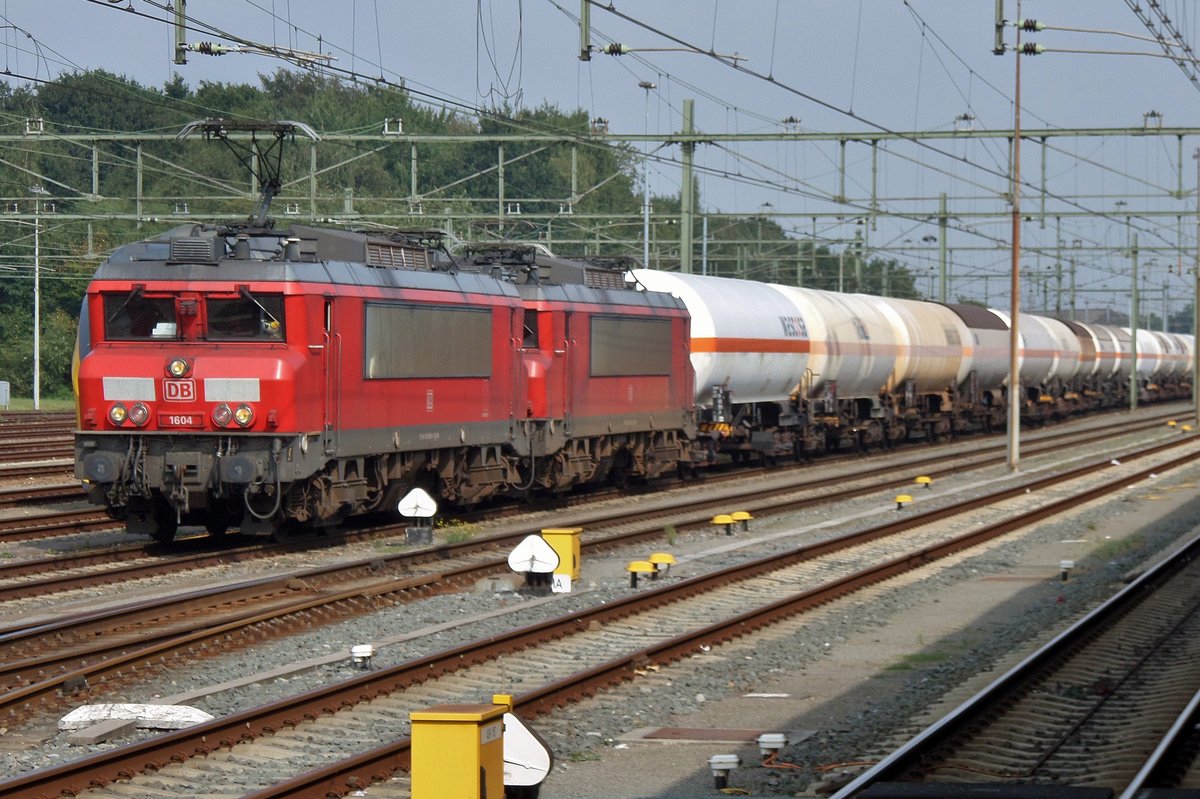 Am 20 Jänner 2017 treft 1604 mit Gaskesselwagenzug in Roosendaal ein.