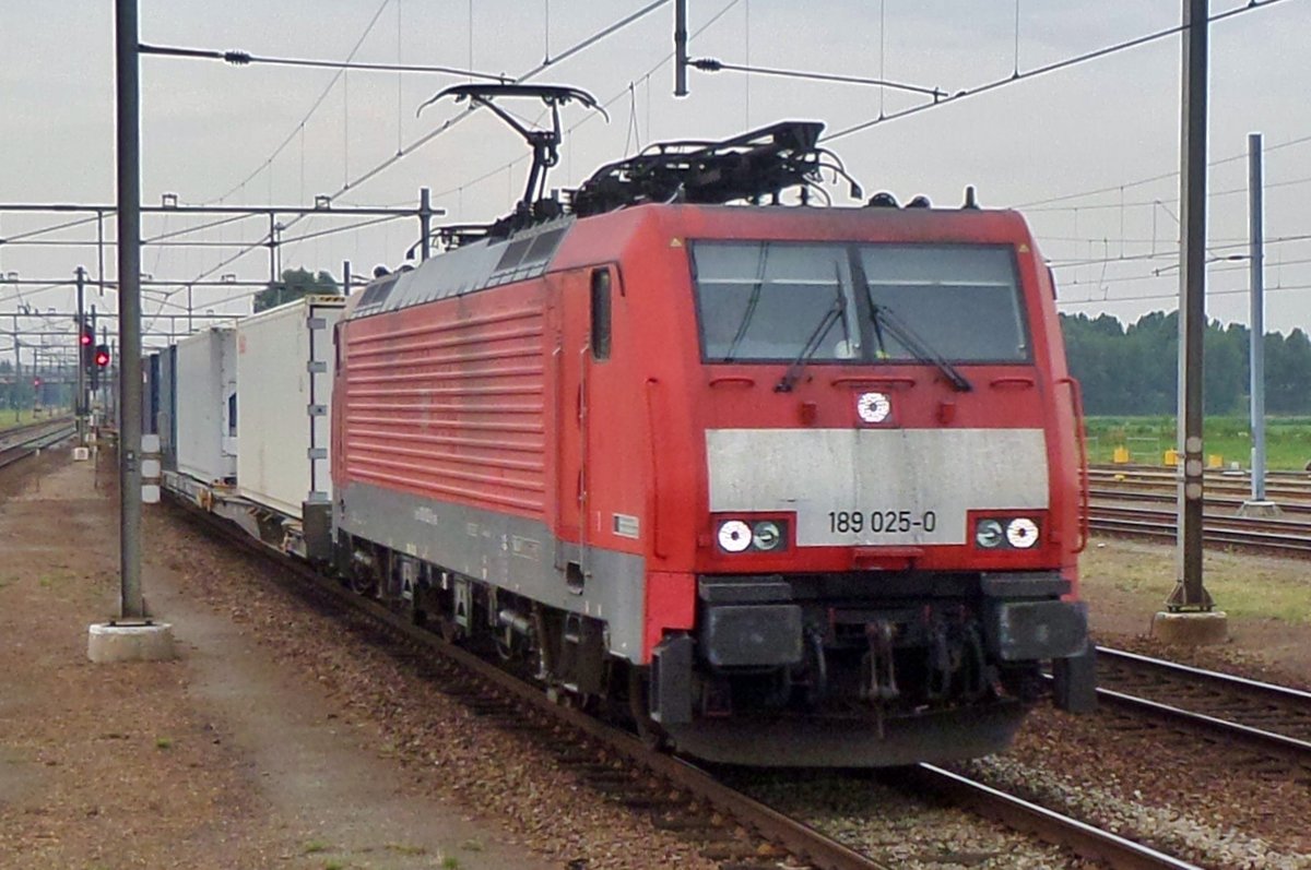 Am 20 Juli 2016 durcheilt 189 025 Lage Zwaluwe.