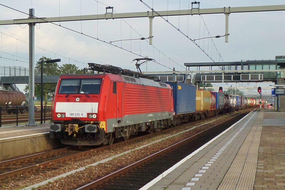 Am 20 Juli 2016 durcheilt 189 035 Lage Zwaluwe.