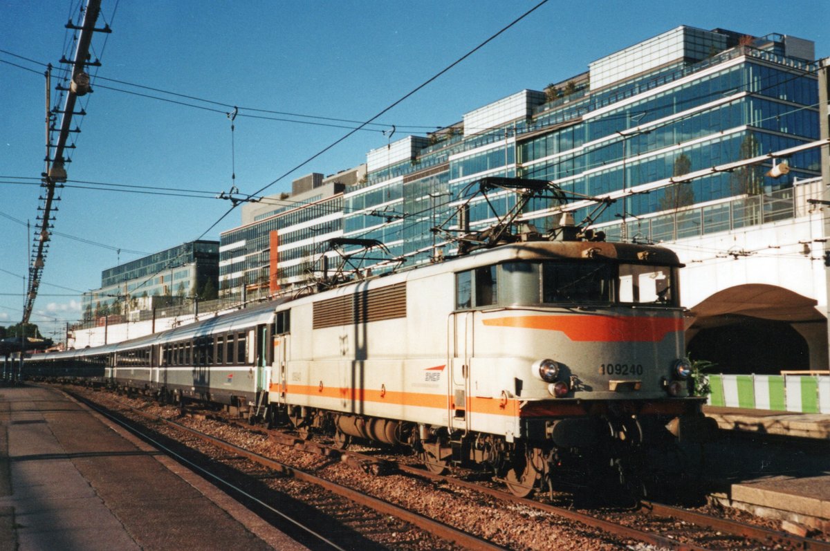 Am 20 Mai 2003 steht SNCF 9240 in Paris-Austerlitz mit ein CoRail nach Orleans und Tours. Die Jacquemins waren die 1. Reihe SNCF Schnelzugloks mit ein Dienstgeschwindigkeit von 160 km/h. In 2012 sind die jacquemins leider alle ausgemüsterd worden, hatte GFR in Rumänien mehr als ein Dutzens dieser Loks aus die Zweisystemvariante 25100/25150/25200 gekauft.