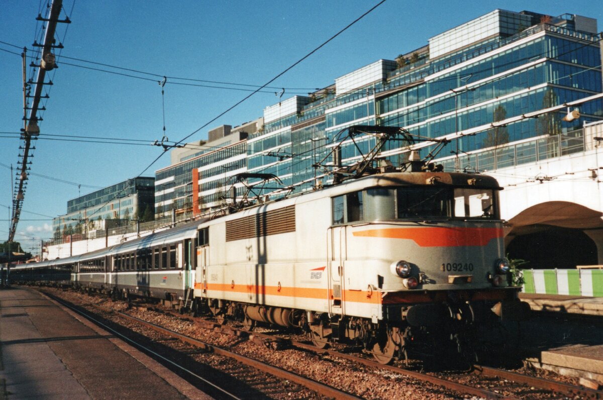 Am 20 Mai 2003 steht SNCF 9240 in Paris-Austerlitz mit ein CoRail nach Orleans und Tours. Die Jacquemins waren die 1. Reihe SNCF Schnelzugloks mit ein Dienstgeschwindigkeit von 160 km/h. In 2012 sind die Jacquemins leider alle ausgemüsterd worden, hatte GFR in Rumänien mehr als ein Dutzens dieser Loks aus die Zweisystemvariante 25100/25150/25200 gekauft.