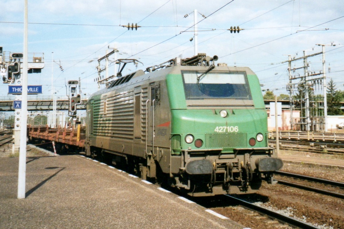 Am 20 Mai 2004 durchfahrt SNCF FRET 27106 Thionville. 