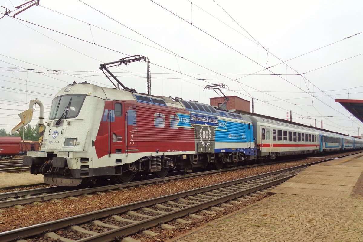 Am 20 September 2018 steht Werbelok 380 013 in Pardubice hl.n. mit EC 'HUNGARIA' nach Budapest über Bratislava. Am 20 September 2018 steht Werbelok 380 013 in Pardubice hl.n. mit EC 'HUNGARIA' nach Budapest über Bratislava.