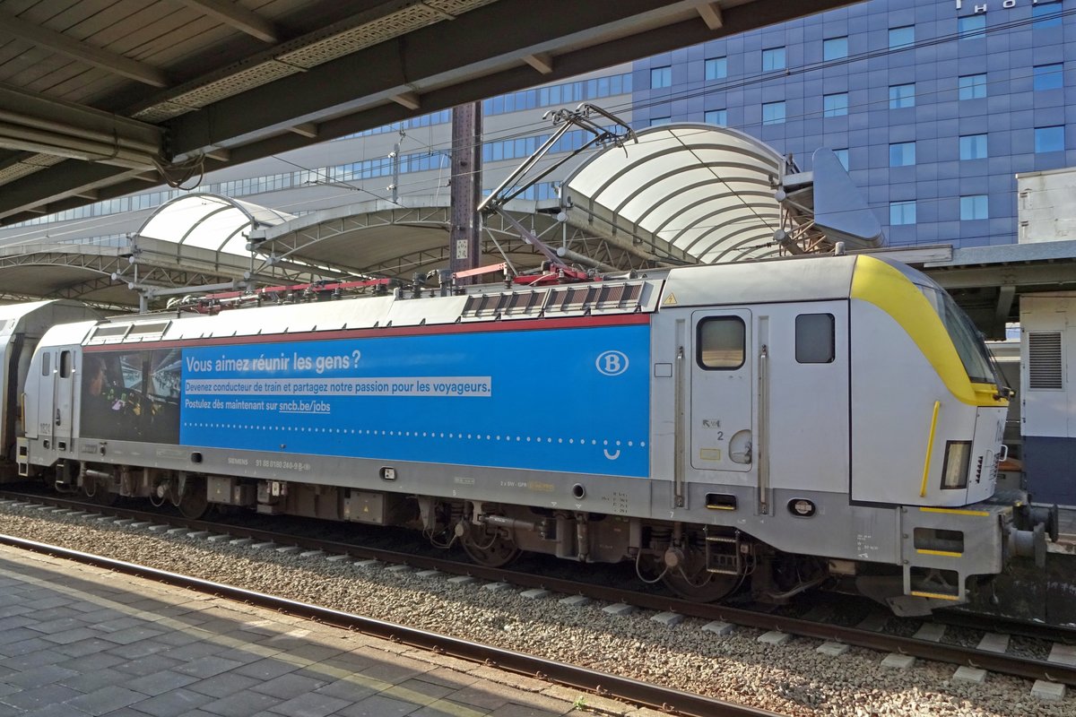 Am 20 September 2019 steht 1824 in Brussel Noord und wirbt für neue Lokführer bei der NMBS/SNCB.