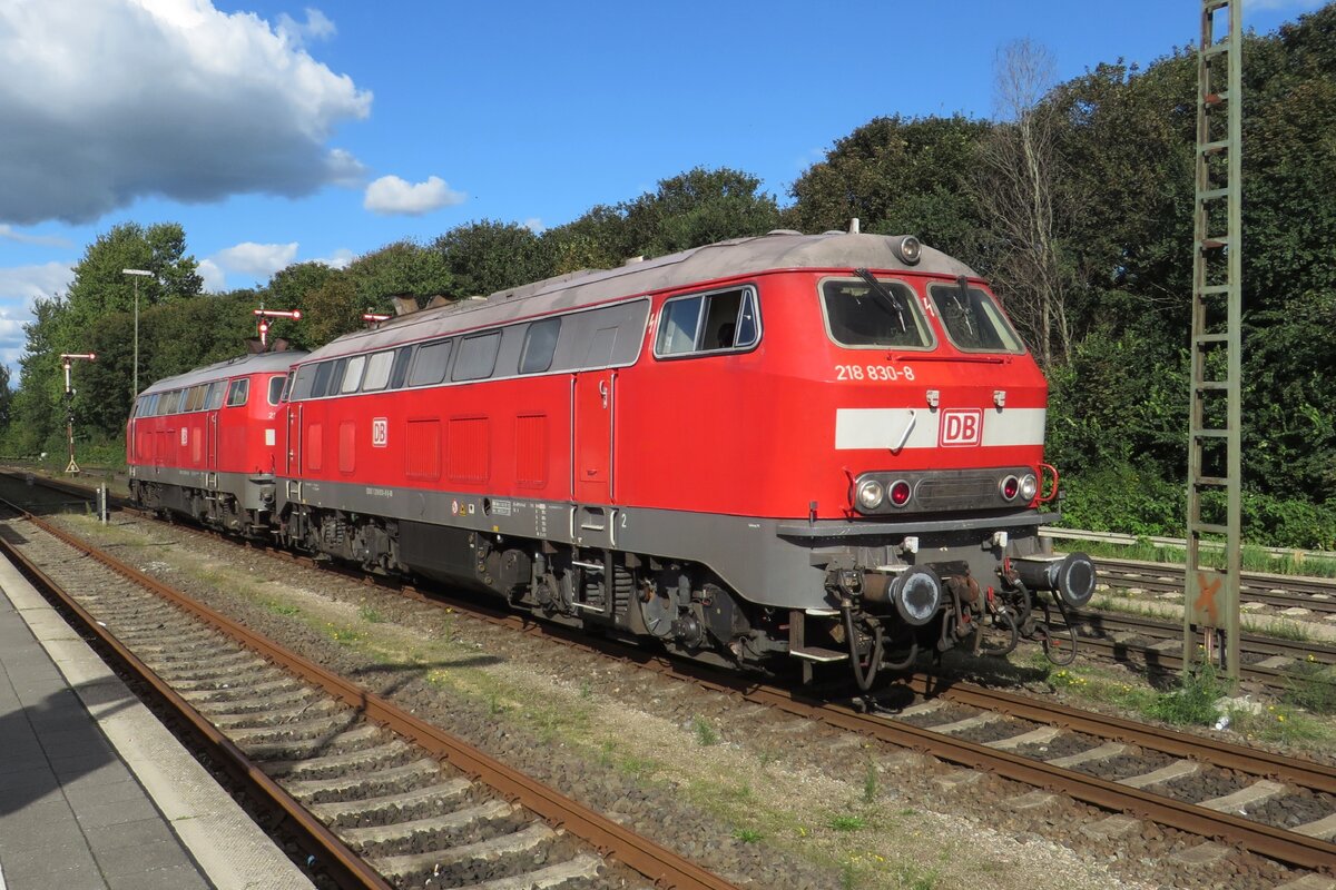 Am 20 September 2022 setzt 218 830 mit ein Schwesterlok sich um in Niebüll.