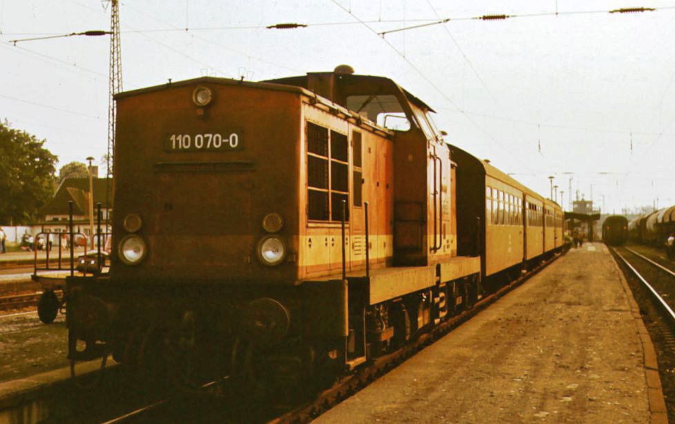 Am 20.05.1989 entstand dieses seltene Bild, dass die DR 110 070-0 mit einem Personenzug Richtung Teuchern an dem damals noch vorhandenen Bahnsteig 6 in Naumburg Hbf zeigt. (Foto: Markus Winter)