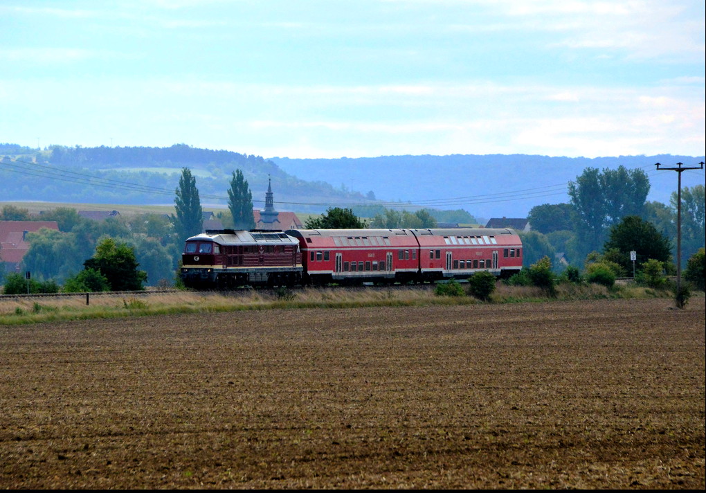 Am 20.08.2016 hat EBS 132 334-4 mit dem DPE 24871 (Naumburg Hbf - Karsdorf) den Hp Kirchscheidungen gleich erreicht.