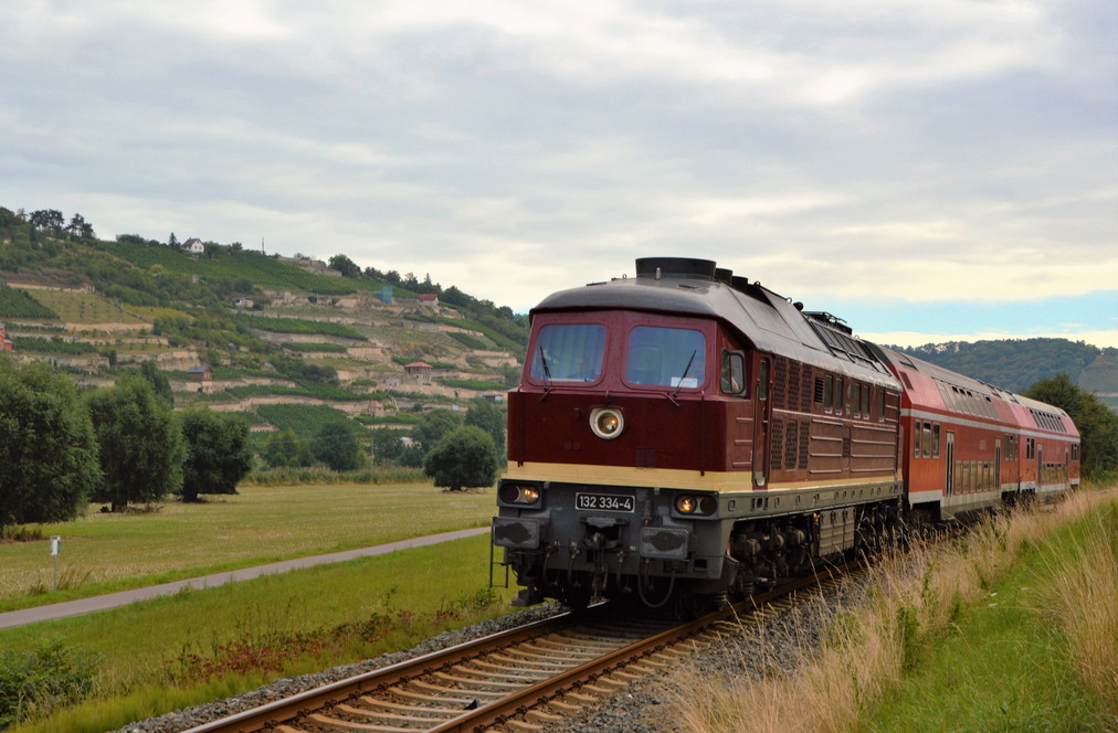 Am 20.08.2016 hat EBS 132 334-4 mit dem DPE 24871 (Naumburg Hbf - Karsdorf) den Hp Freyburg gerade verlassen und passiert gleich den B� in H�he der M�hle Zeddenbach. 