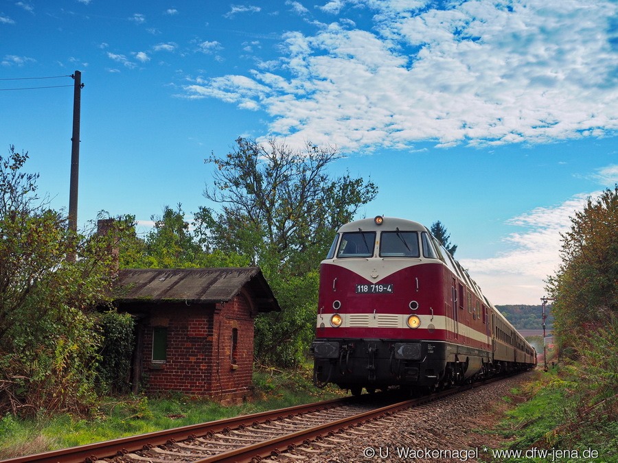 Am 20.10.2019 hatte die 118 719-4 der Erfurter Bahnservice GmbH die Ehre den  Rotkäppchen- Express II  aus Eisenach zu befördern. Hier mit dem Lr 16991 (Freyburg - Karsdorf) am ehem. Posten 6a in Laucha an der Unstrut. (Foto: Ulf Wackernagel) 