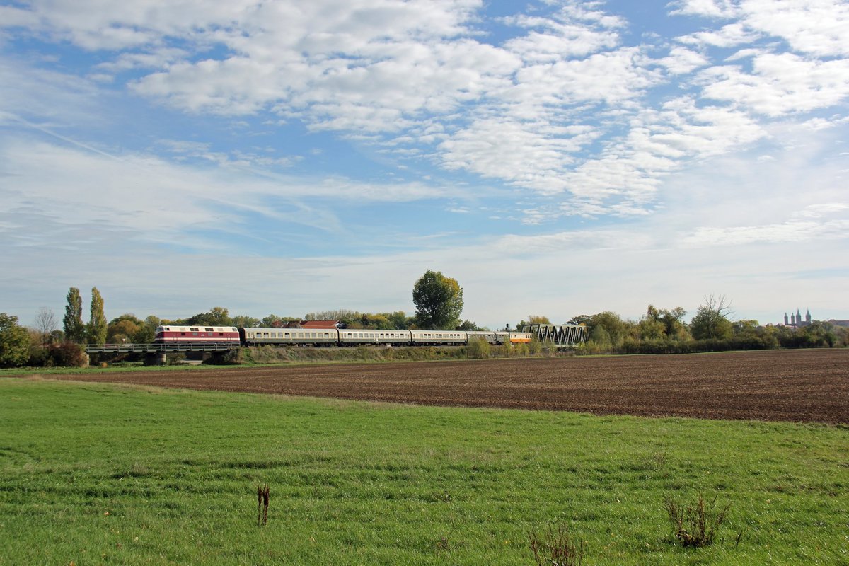 Am 20.10.2019 verkehrte der  Rotkäppchen-Express II  von Eisenach über Sömmerda nach Freyburg und weiter zur Abstellung nach Karsdorf. Ab Großheringen war zudem die EBS 118 719 am Zugschluß, die den RC 16991 ab Naumburg Hbf nach Karsdorf zog. Die IGEW 41 1144-9 war ab Naumburg Hbf am Zugschluß. Wolfgang Krolop fotografierte den Sonderzug in Roßbach.
