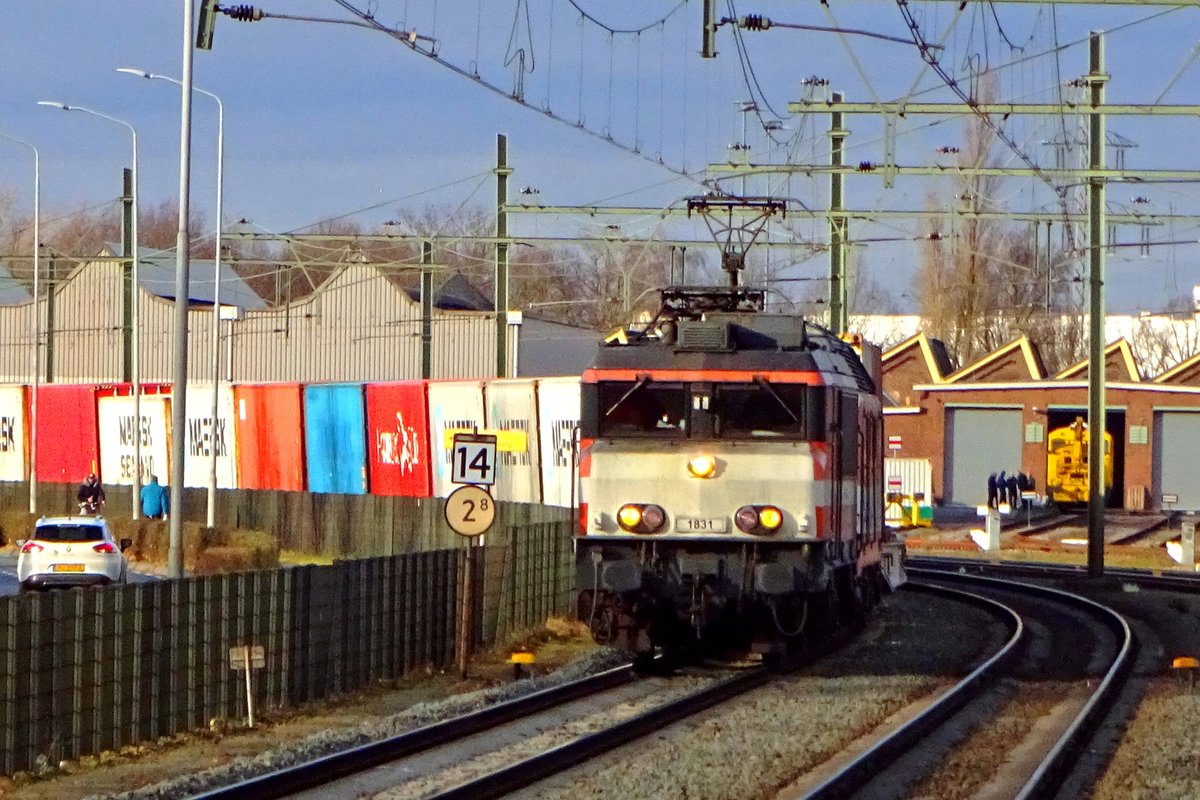 Am 21 Dezember 2019 durchfahrt RFO 1831 mit ein Cabooter-KLV Blerick.