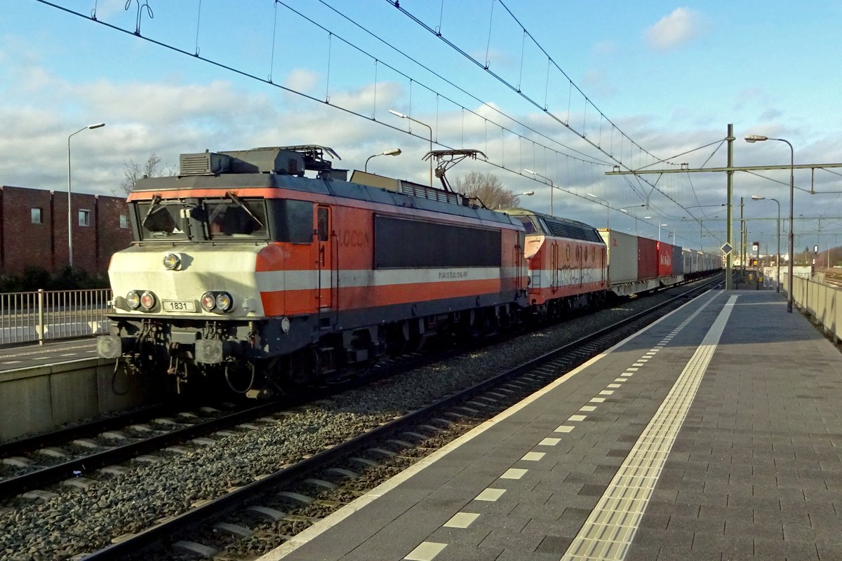 Am 21 Dezember 2019 durchfahrt RFO 1831 mit ein Cabooter-KLV Blerick.