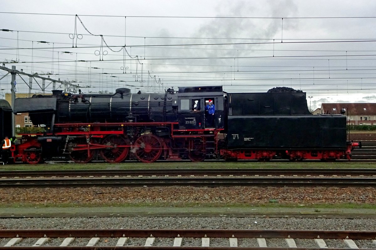 Am 21 Dezember 2019 steht SSN 23 023 in Venlo.