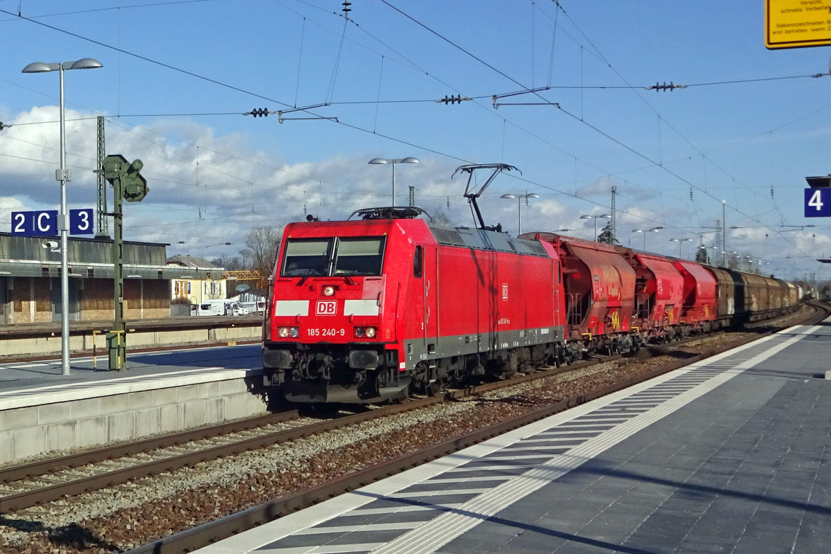 Am 21 Februar 2020 schleppt 185 240 ein Getreidezug durch Straubing.