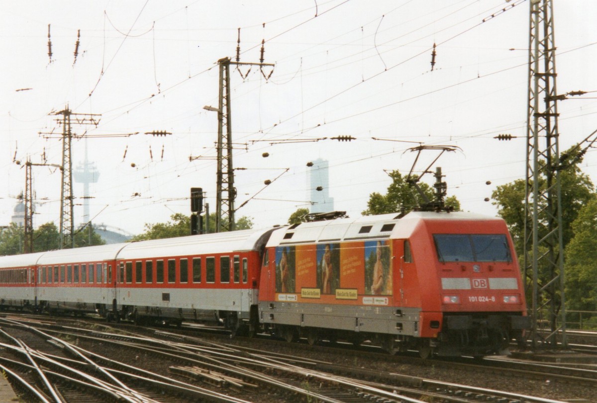 Am 21 Mai 2001 schiebt Werbelok 101 024 einer IC durch Kln-Deutz.