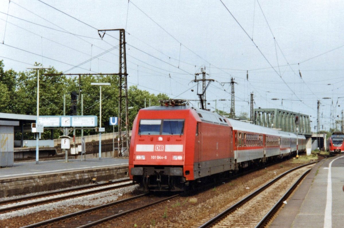 Am 21 Mai 2005 schleppt 101 044 ein PbZ durch Köln Deutz. 