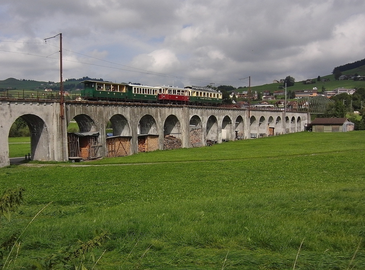 Am 21.09.2013 war der 1931 gebaute Triebwagen Nr. 5 der ehemaligen SGA (St. Gallen-Gais-Appenzell Bahn) unterwegs. Der elektrische Triebwagen vom Typ BCFeh 4/4 berfhrt mit dem Sonderzug den 296 m langen Sitterviadukt bei Appenzell in Fahrtrichtung St. Gallen.