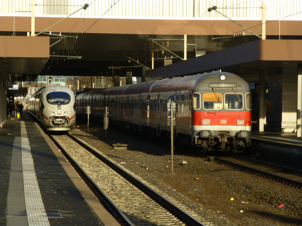 Am 2.1.15 in Dsseldorf: Ein ICE3 mit offener Bugklappe und ein RE-Ersatzzug aus n-Wagen mit einer 111 treffen sich am Hauptbahnhof.