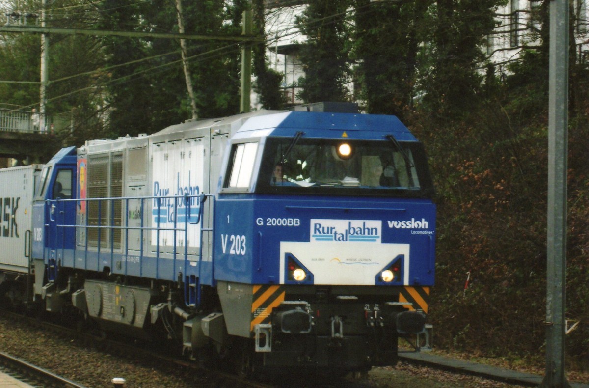 Am 22 April 2008 durchfahrt RTB V 203 Arnhem Centraal.