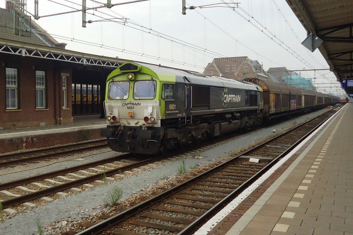 Am 22 Augustus 2013 durchfahrt Captrain 6601 Roosendaal.