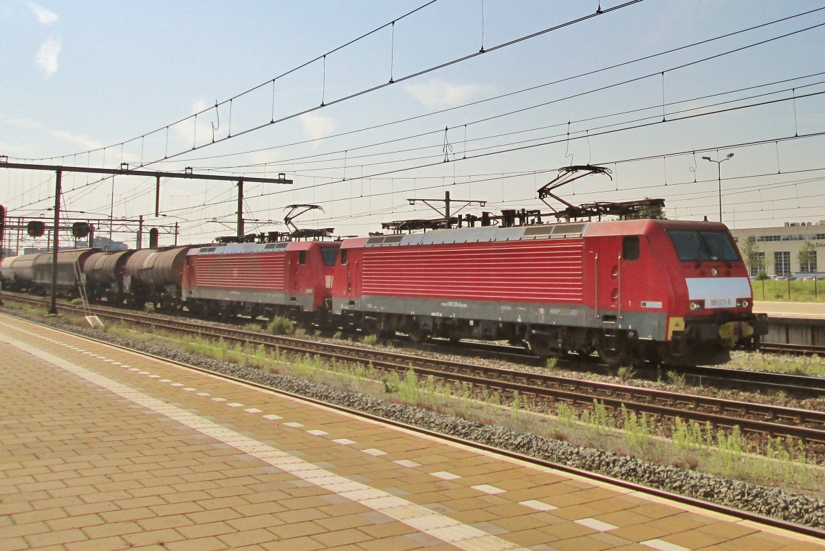 Am 22 Augustus 2015 durchfahrt 189 035 Boxtel.