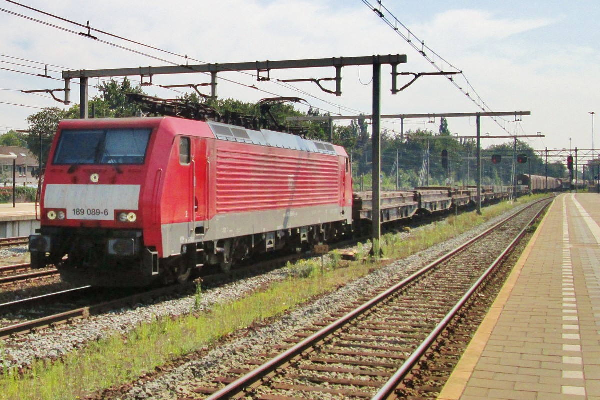 Am 22 Augustus 2015 durchfahrt 189 089 samt Stahlzug Boxtel.