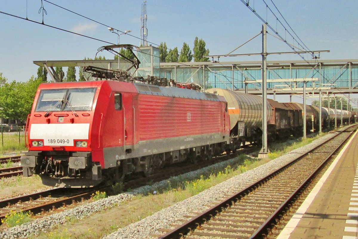 Am 22 Augustus 2015 durchfahrt 189 049 Boxtel.