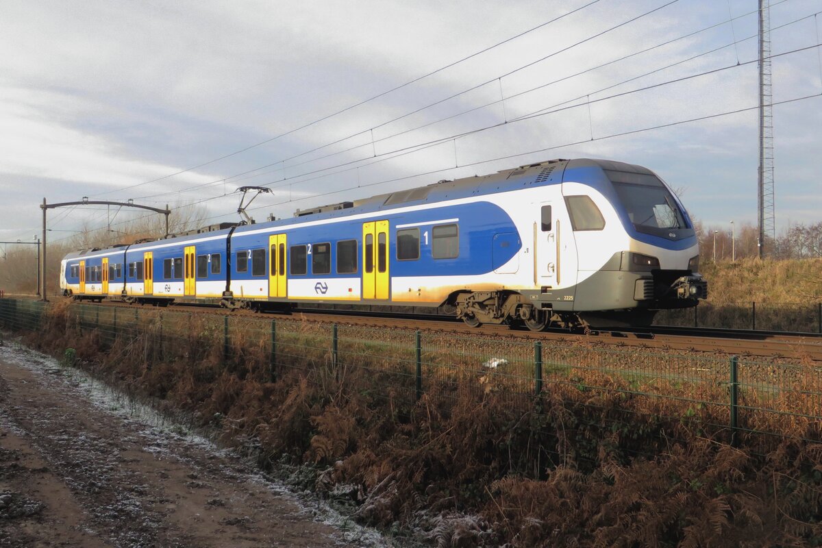 Am 22 Dezember 2021 durchfahrt NS 2225 Tilburg-Reeshof.