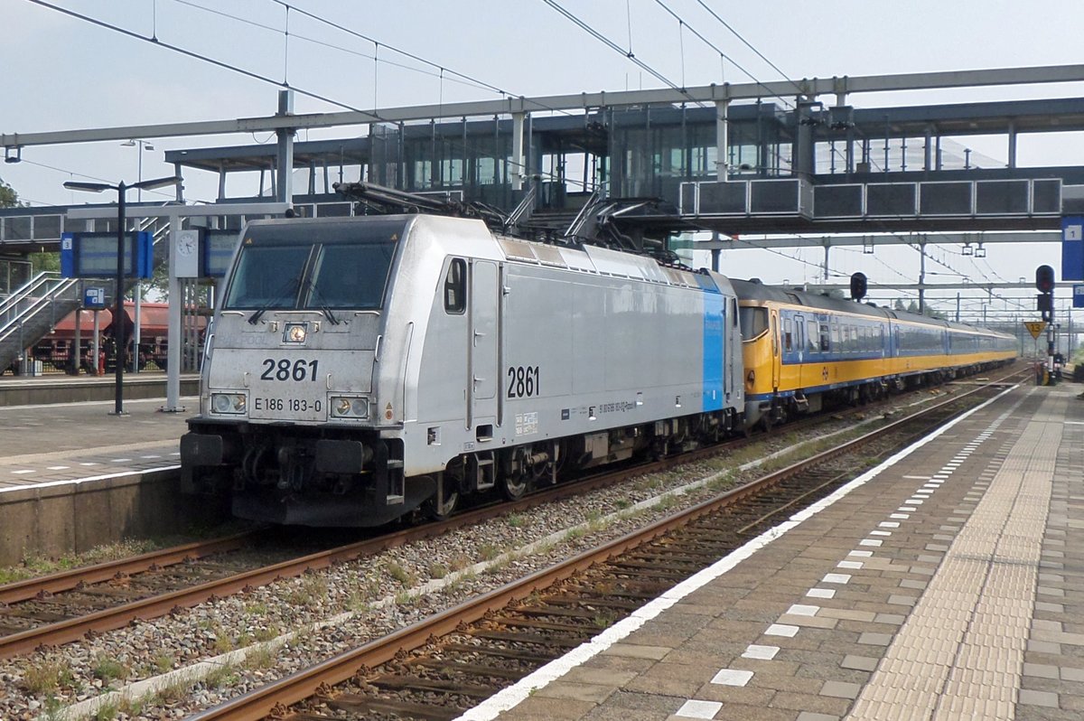 Am 22 Juli 2016 zieht 186 183/2863 ein Benelux-IC durch Lage Zwaluwe.